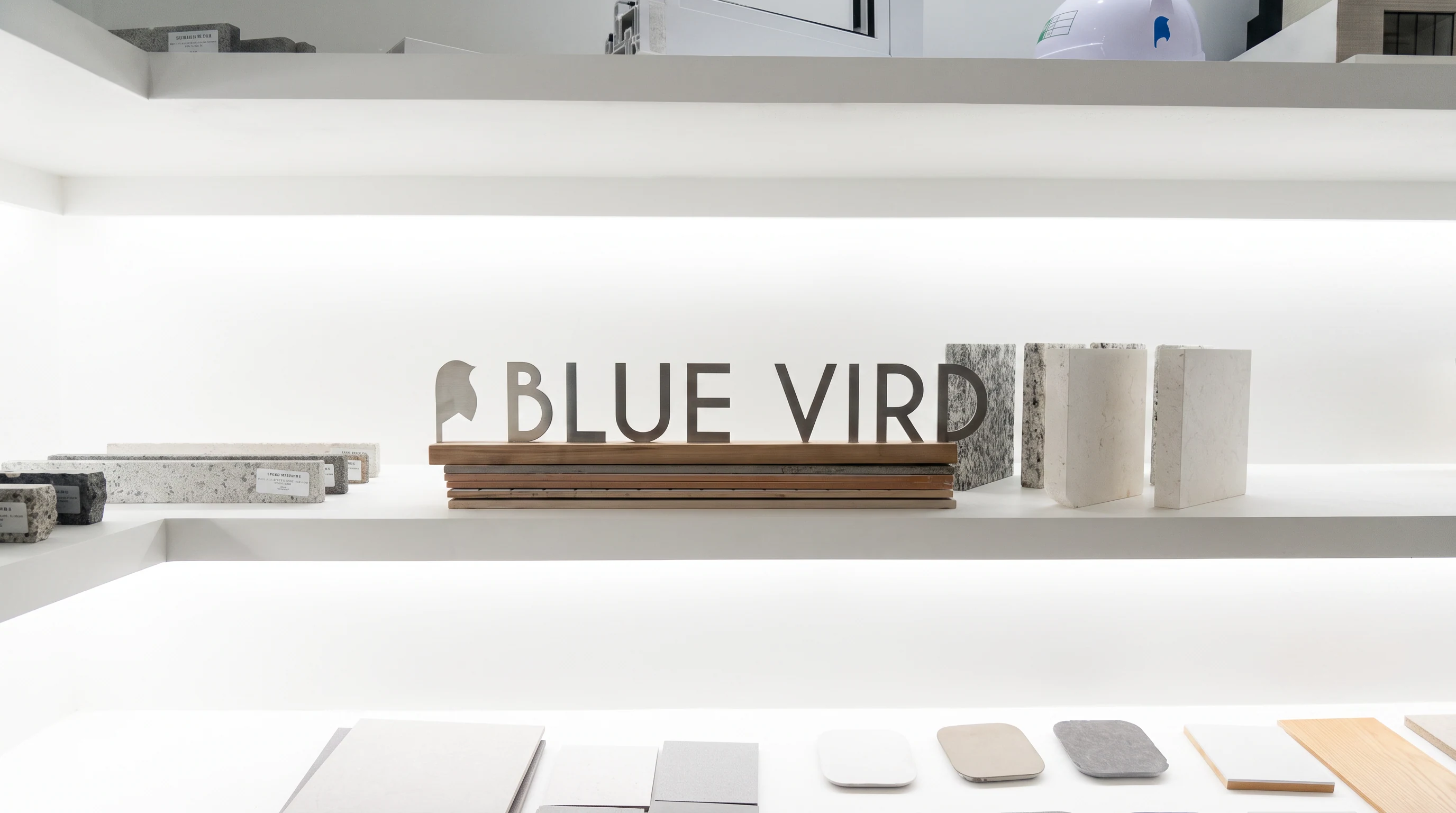 BLUEVIRD 표식과 따뜻한 질감의 건축 마감재